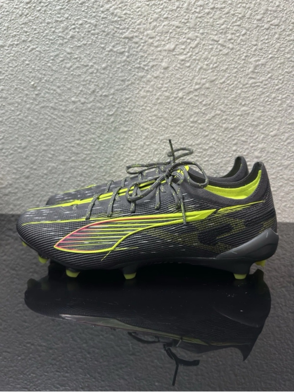 Size 9.5 Puma Ultra 5 Ultimate Soccer Cleats Mens Carbon Audacity Neon 108159-03